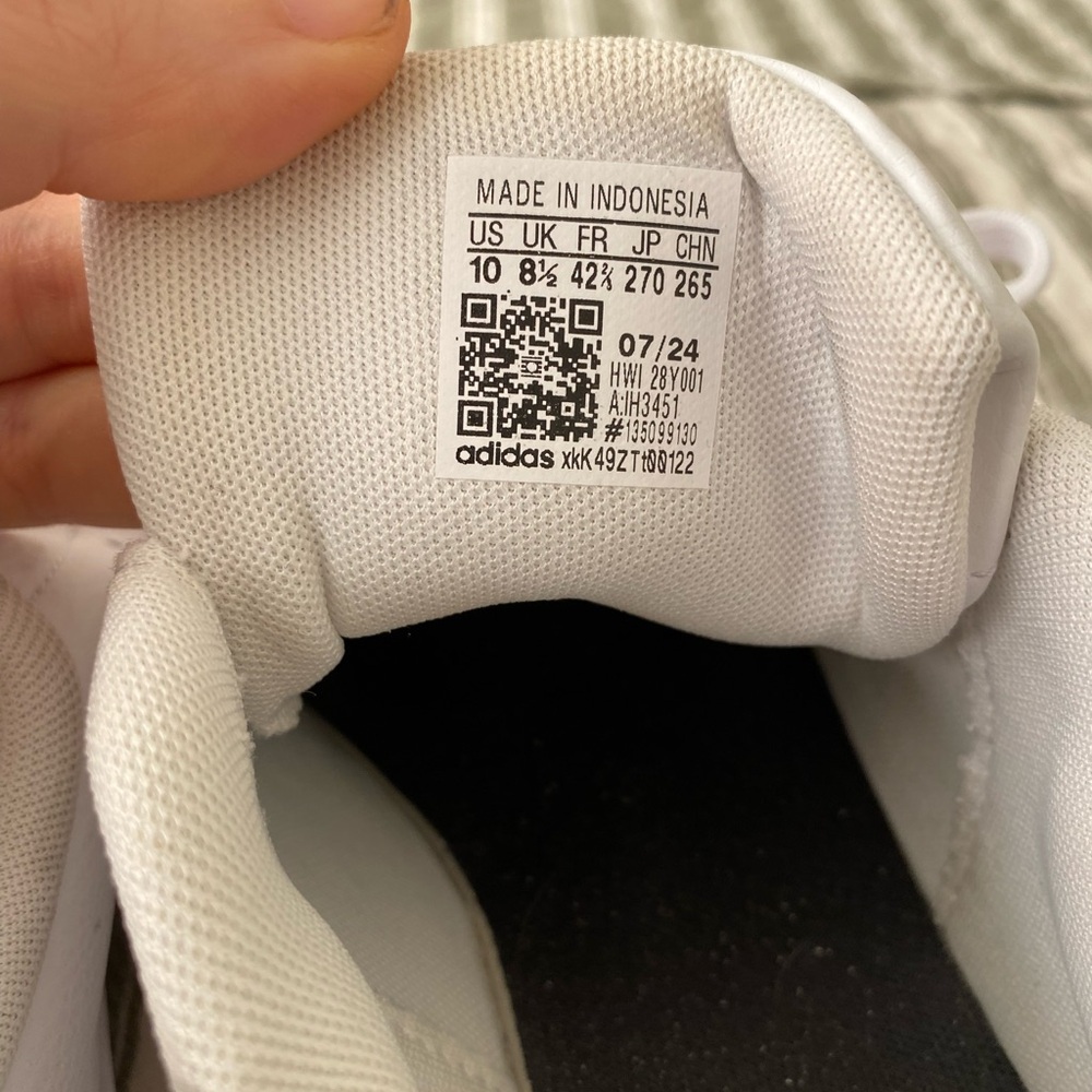 Adidas Classic White Sneakers with Green Detail - Picture 5 of 5